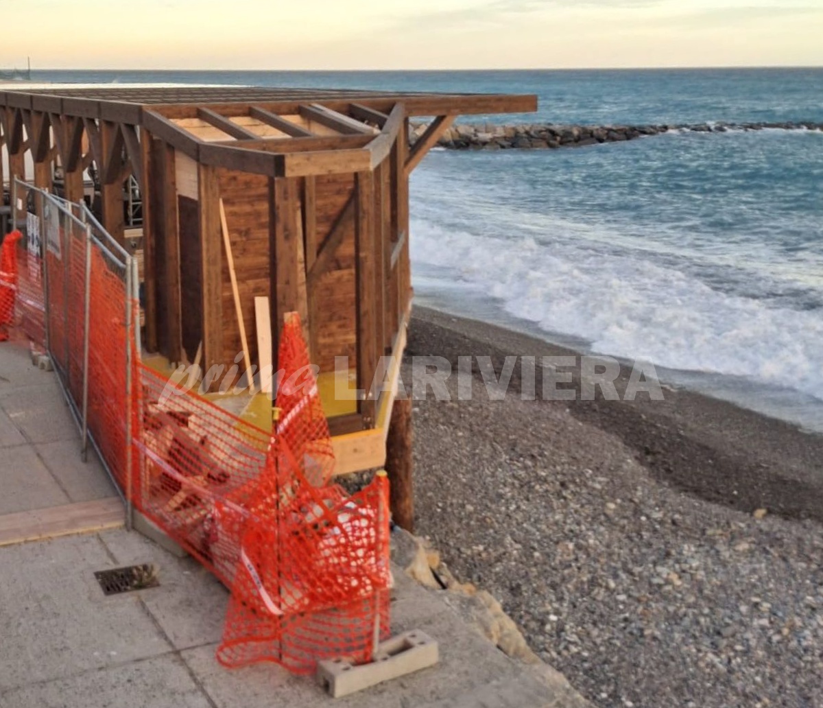 Ispezione della Capitaneria di porto su una spiaggia attrezzata di Ospedaletti