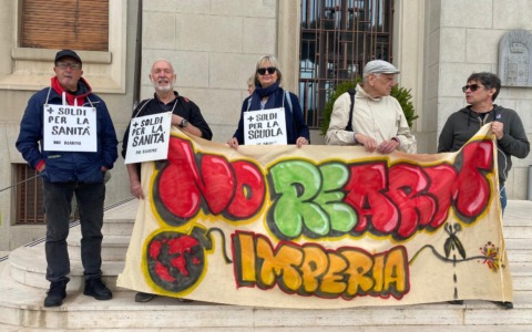 Manifestazione a Imperia: più fondi per la Sanità e per la Scuola, contro il Riarmo