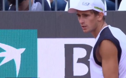Matteo Arnaldi conquista i sedicesimi agli Internazionali d’Italia battendo Alex de Minaur