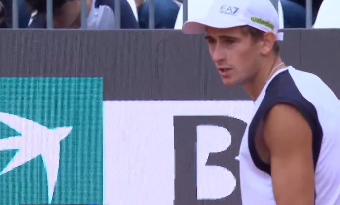 Matteo Arnaldi conquista i sedicesimi agli Internazionali d’Italia battendo Alex de Minaur