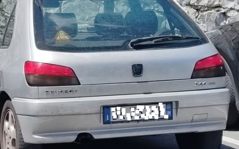 “Salvate quel cane chiuso in auto!”. Scoppia il dibattito sui social, ma la situazione si risolve rapidamente