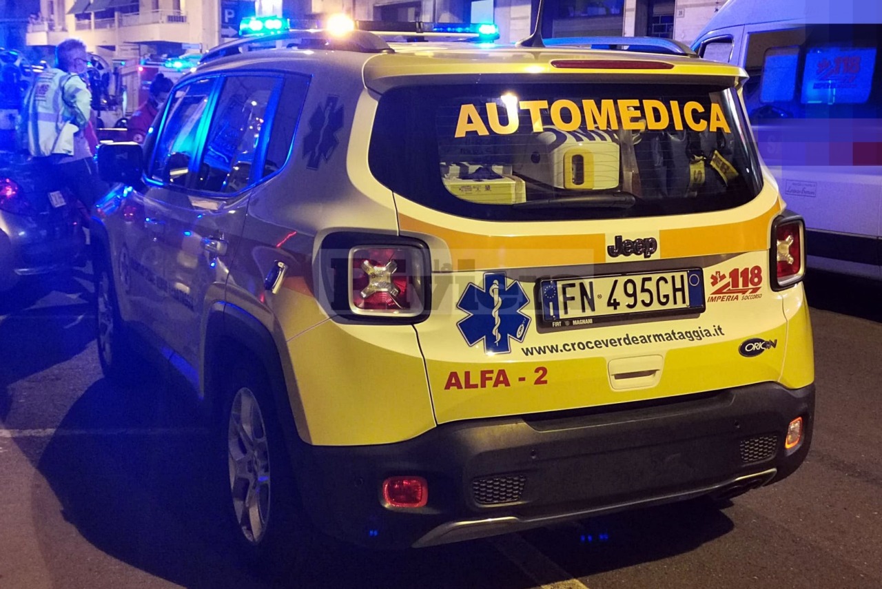 Scontro tra un’ambulanza e un’auto a Bordighera: tre feriti