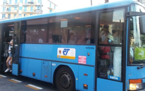 “Un autista eccessivamente veloce sui bus della Riviera Trasporti”. La segnalazione di un passeggero: “Ho avuto paura”