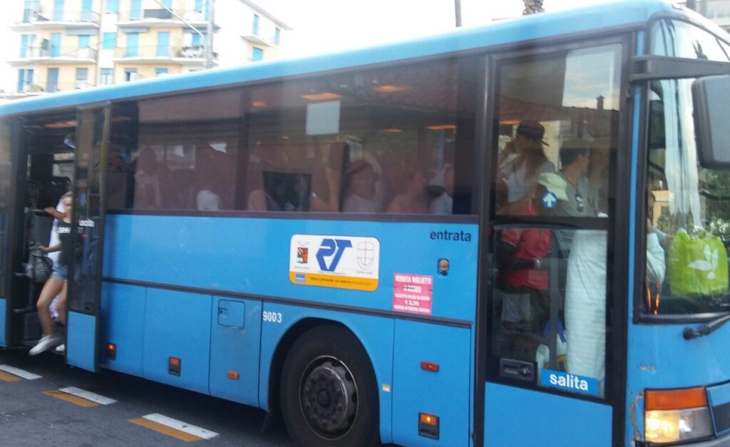 “Un autista eccessivamente veloce sui bus della Riviera Trasporti”. La segnalazione di un passeggero: “Ho avuto paura”