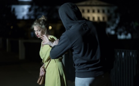 Uomo accusato di stalking sottoposto a divieto di dimora dopo braccialetto elettronico