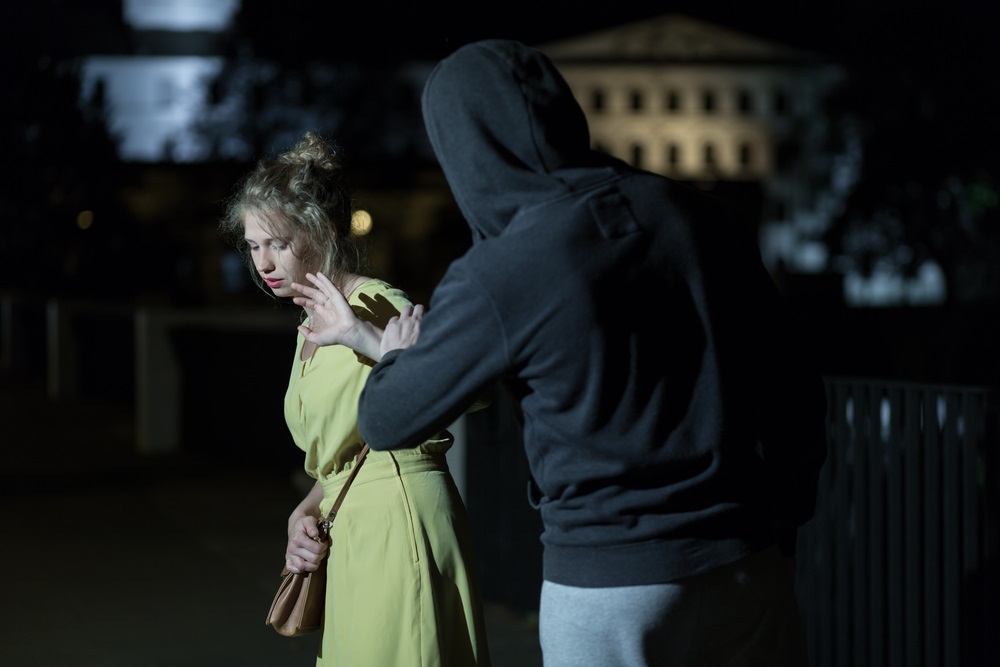 Uomo accusato di stalking sottoposto a divieto di dimora dopo braccialetto elettronico