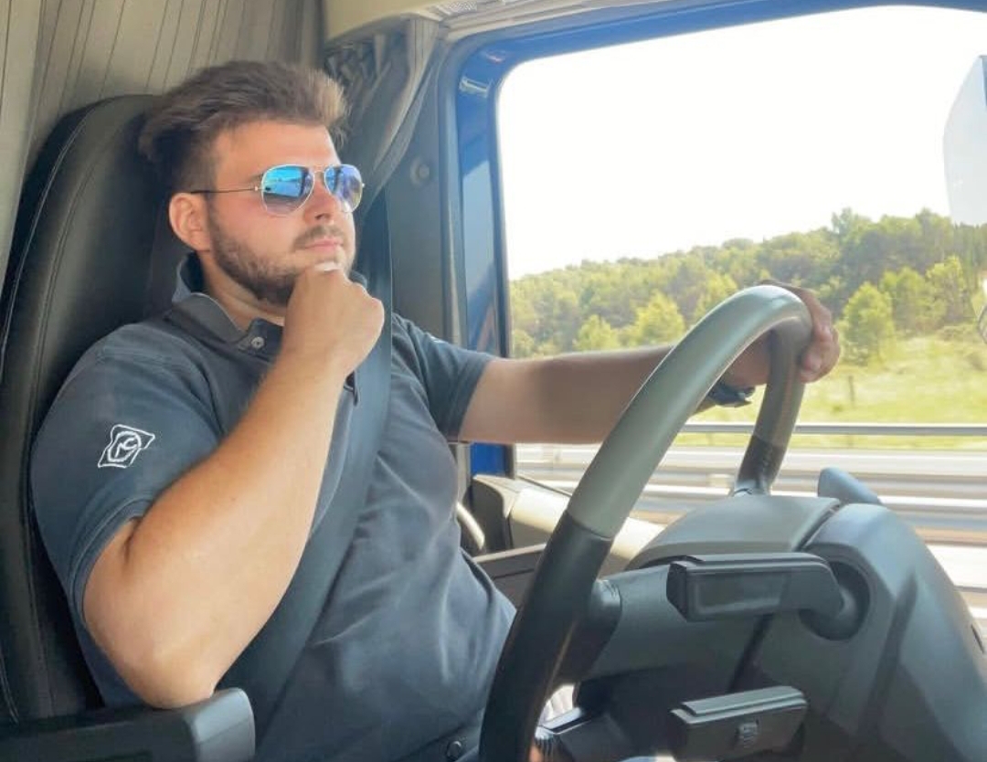 Alessandro Ferrari, camionista di 26 anni, perde la vita in un incidente