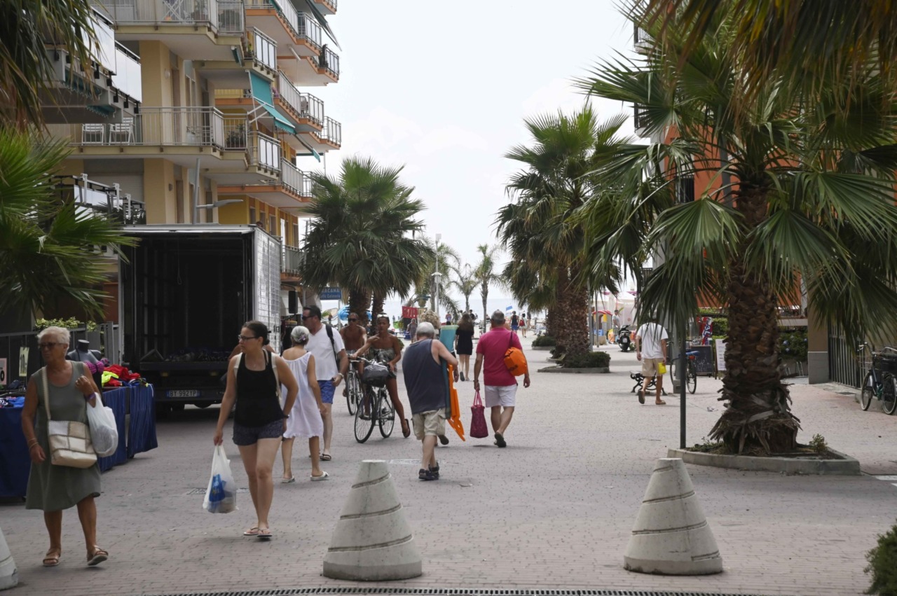 Divieto di passeggiare a torso nudo e in costume da bagno