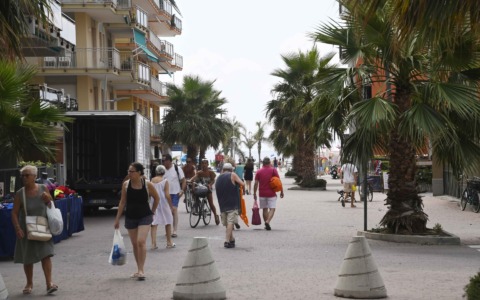 Divieto di passeggiare a torso nudo e in costume da bagno