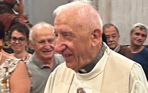 Emozione e ricordi nell’addio a don Enrico Molineris a Castellaro