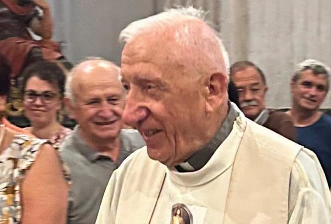 Emozione e ricordi nell’addio a don Enrico Molineris a Castellaro