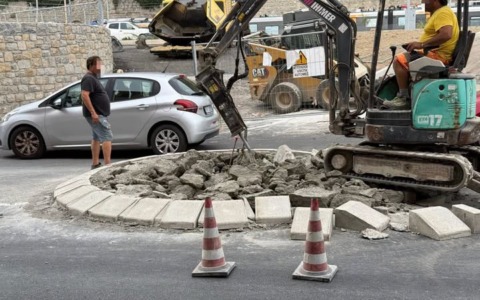 Il sindaco ordina la demolizione della rotatoria di Nervia: “È pericolosa”