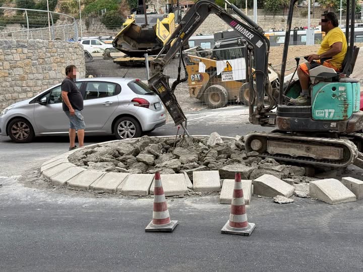 Il sindaco ordina la demolizione della rotatoria di Nervia: “È pericolosa”