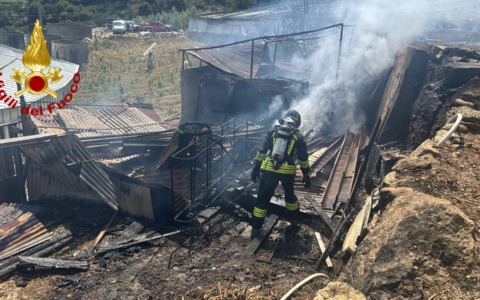 Incendio distrugge baracche nel comune di Riva Ligure