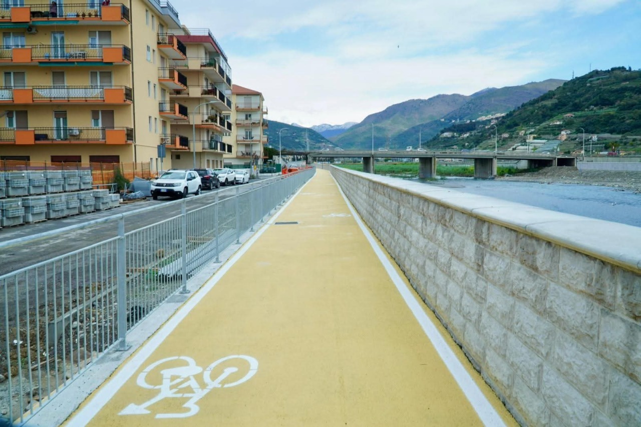 Interruzione dei lavori per il nuovo ponte: cede la fognatura, il sindaco ordina la riparazione