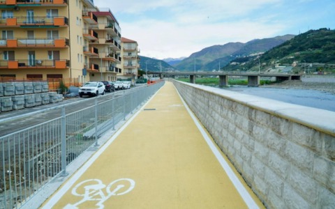 Interruzione dei lavori per il nuovo ponte: cede la fognatura, il sindaco ordina la riparazione