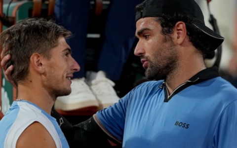 Matteo Arnaldi al Roland Garros: il sindaco Mager lo incoraggia dopo l’influenza