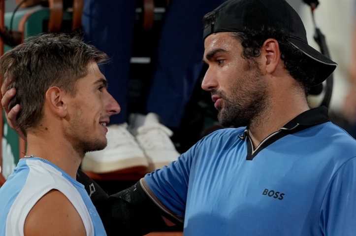 Matteo Arnaldi al Roland Garros: il sindaco Mager lo incoraggia dopo l’influenza