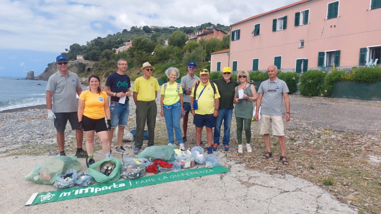 Raccolta di spazzatura alla spiaggia Garbella: 40 kg di rifiuti rimossi