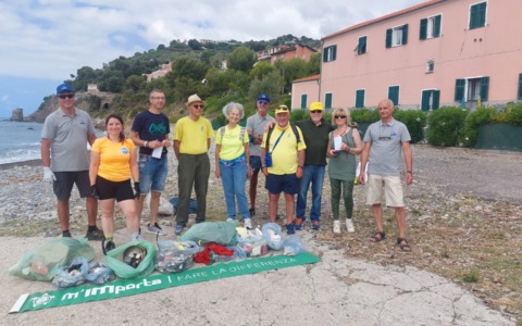 Raccolta di spazzatura alla spiaggia Garbella: 40 kg di rifiuti rimossi