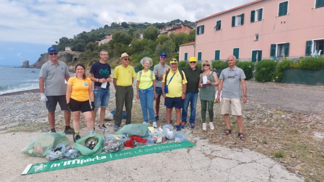 Raccolta di spazzatura alla spiaggia Garbella: 40 kg di rifiuti rimossi