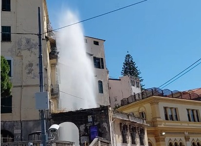 Rottura di un tubo provoca getto d’acqua in piazza Eroi a Sanremo