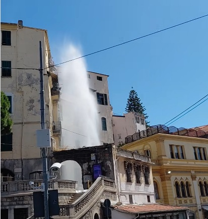 Rottura di un tubo provoca getto d’acqua in piazza Eroi a Sanremo