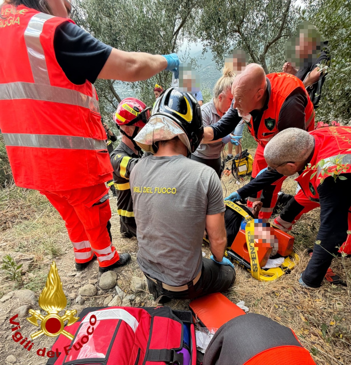 Soccorso per una donna caduta nella mulattiera tra Taggia e Castellaro