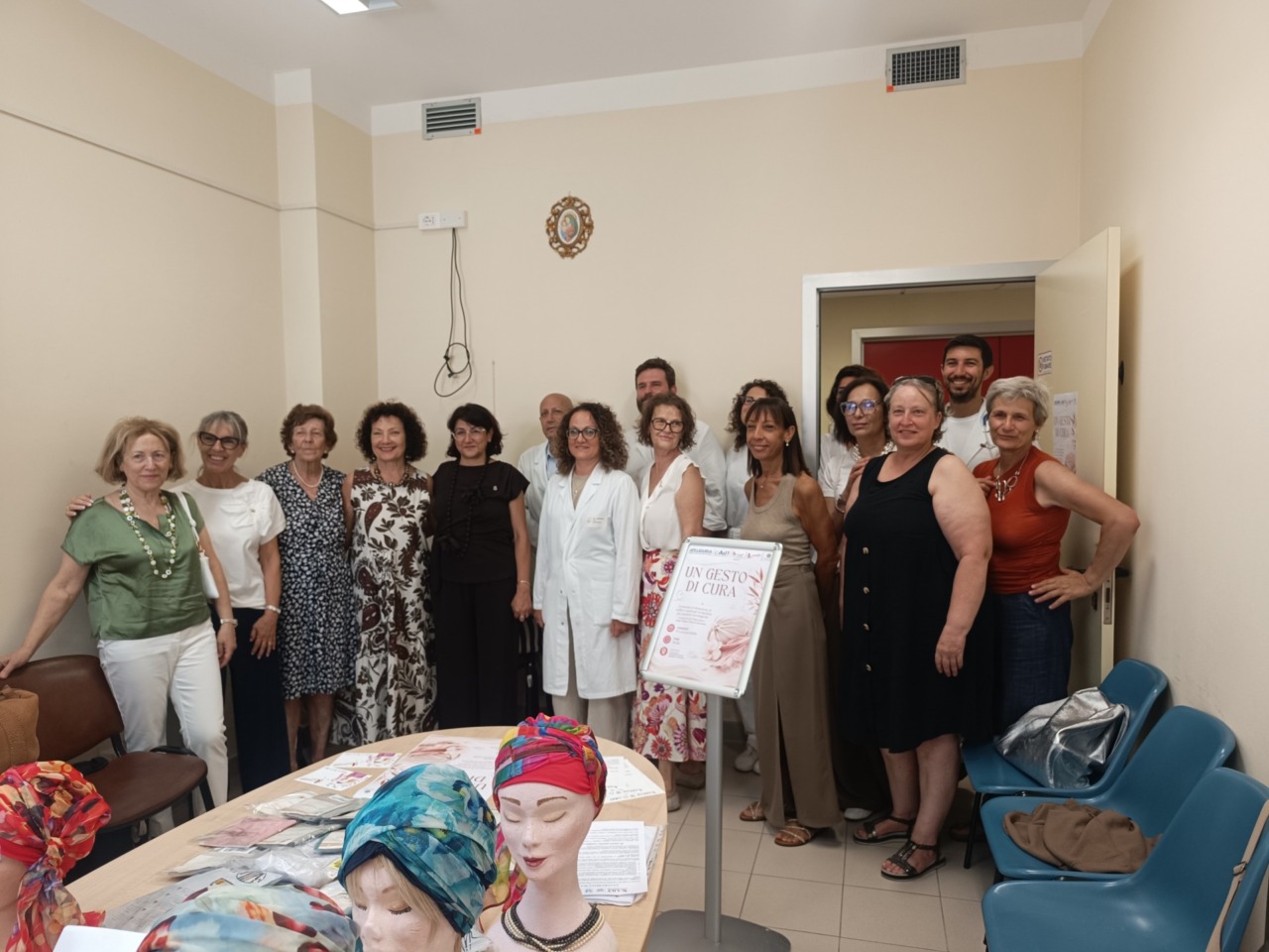 Cuffie di seta donate a pazienti oncologiche