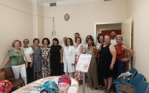Cuffie di seta donate a pazienti oncologiche