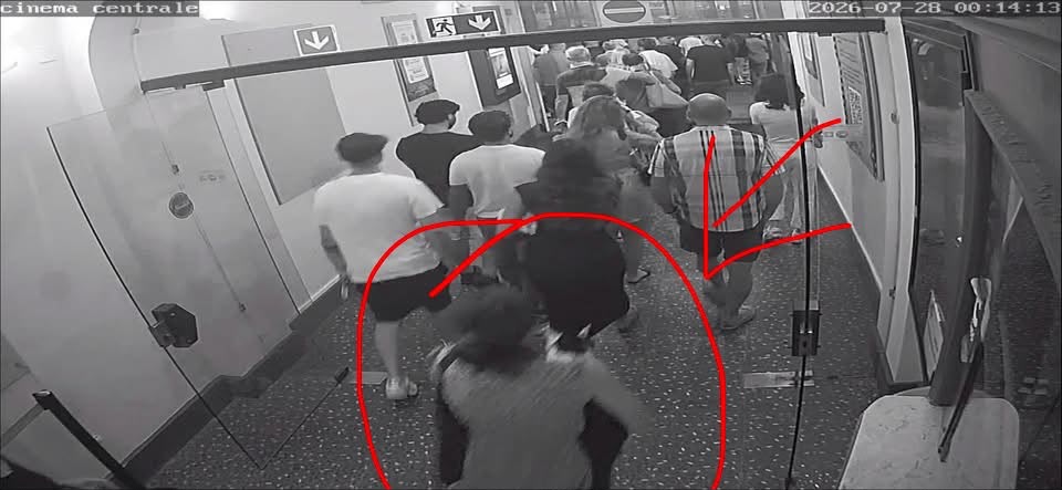 Dopo una proiezione, una donna porta via il gatto del cinema