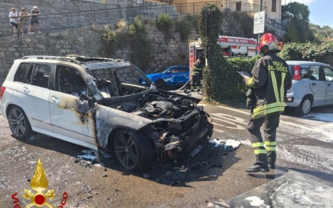 Fiamme su un’auto in corsa a Camporosso, conducente illeso