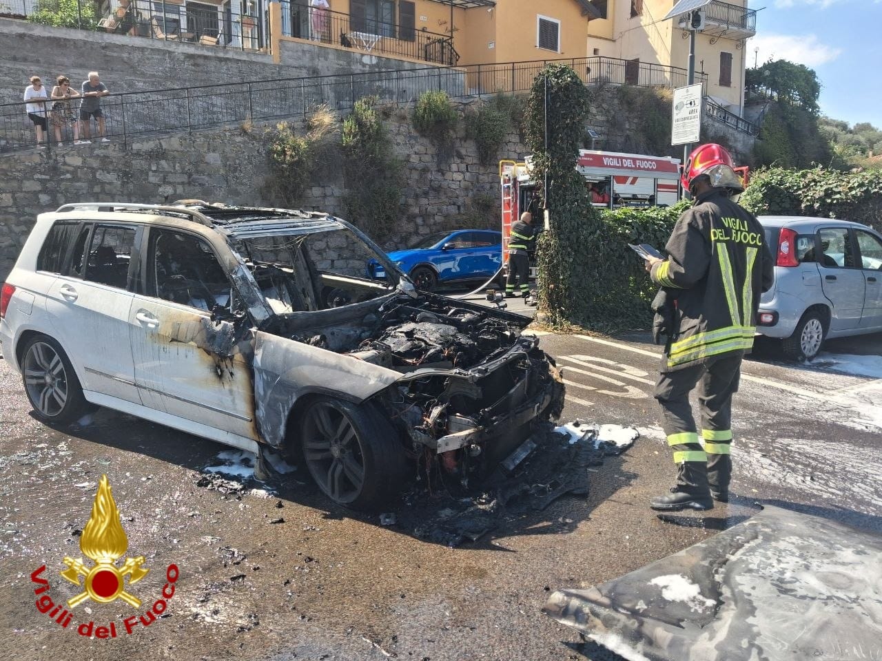 Fiamme su un’auto in corsa a Camporosso, conducente illeso