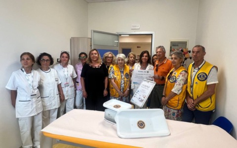Il Lions Club Sanremo Matutia dona una bilancia pediatrica al Palasalute