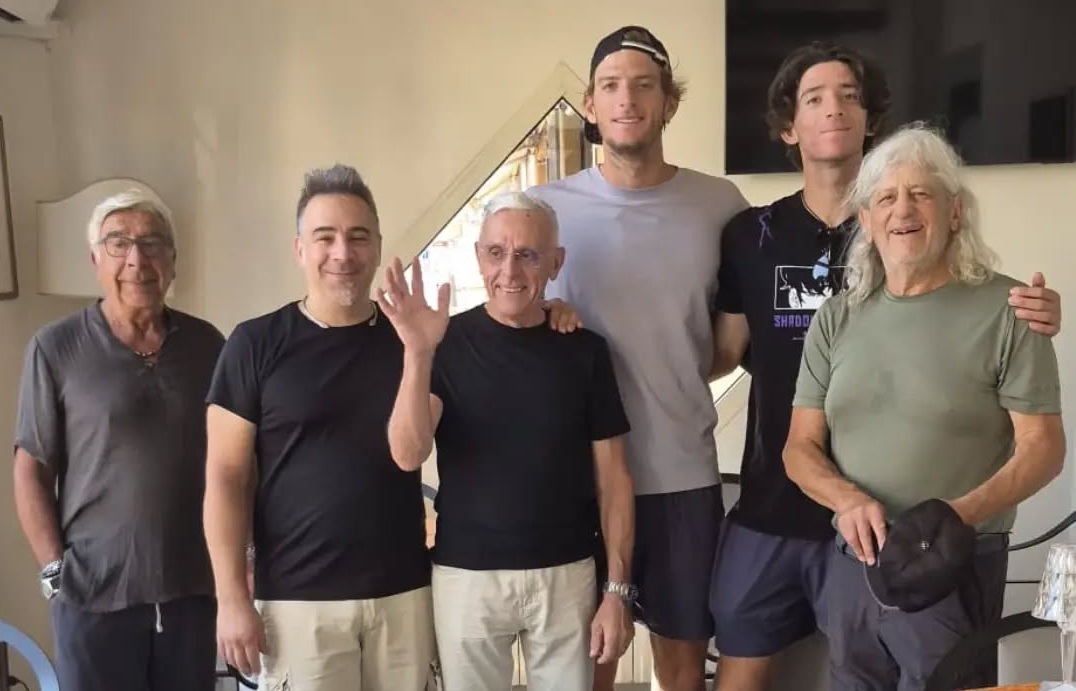 Il talento greco Stefanos Sakellaridis in vacanza a Bordighera con la famiglia