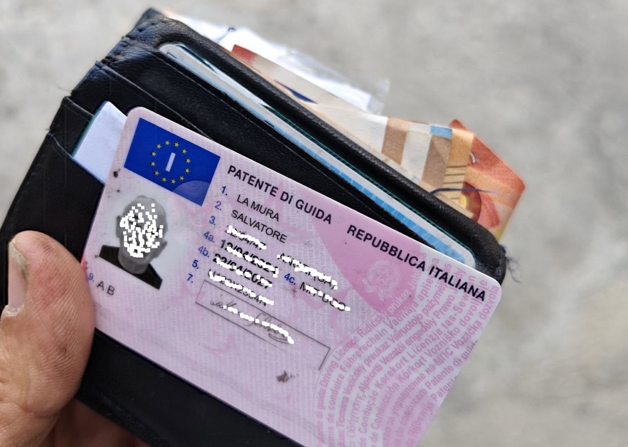 Imprenditore rintraccia proprietario di portafogli smarrito grazie ai social
