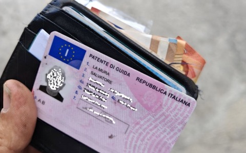 Imprenditore rintraccia proprietario di portafogli smarrito grazie ai social