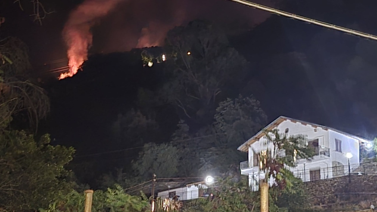 Incendio nell’entroterra di Sanremo, fiamme visibili fino al centro città