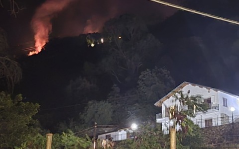 Incendio nell’entroterra di Sanremo, fiamme visibili fino al centro città