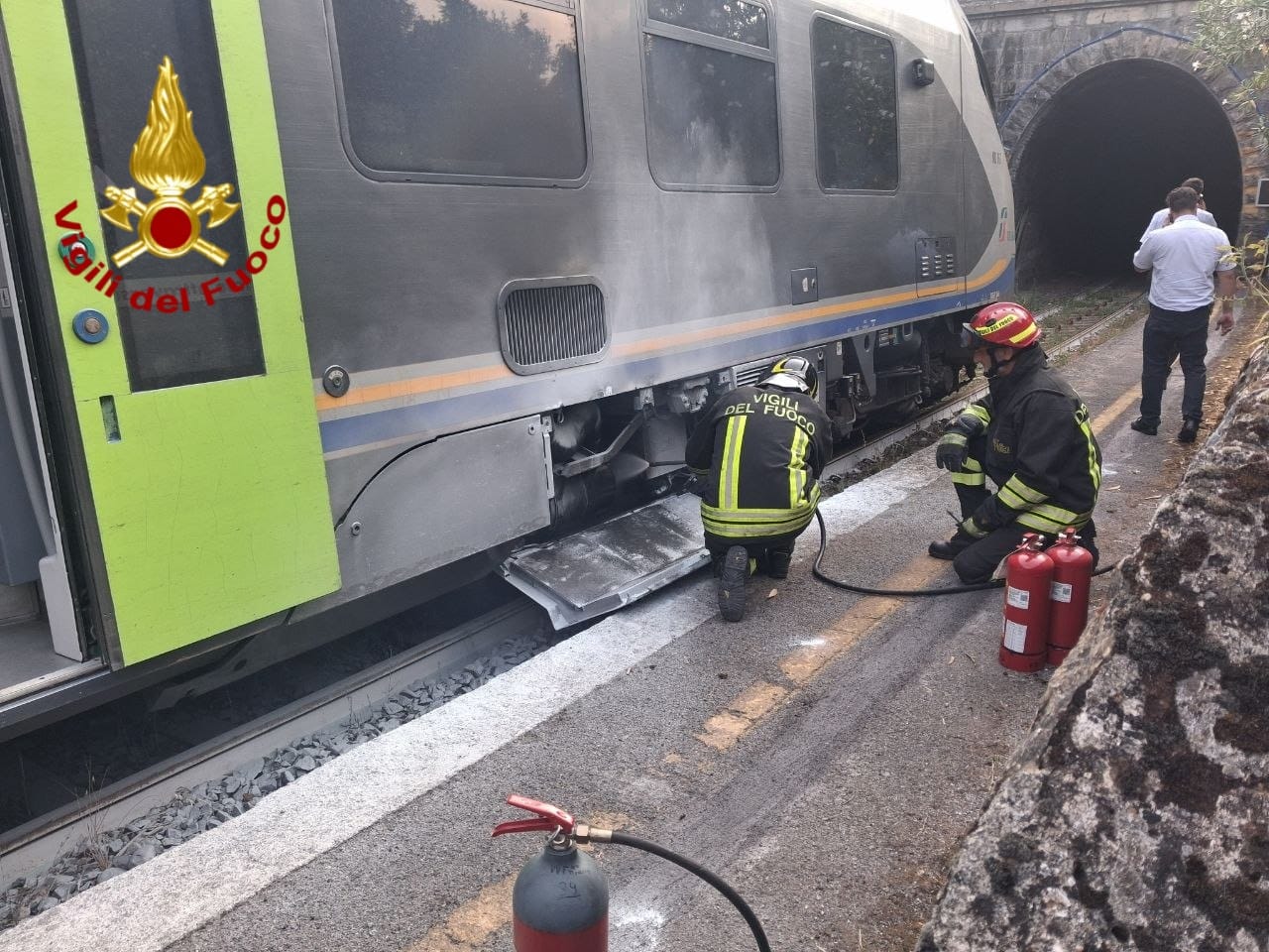 Incendio su un treno della tratta Ventimiglia-Cuneo, intervento dei vigili del fuoco
