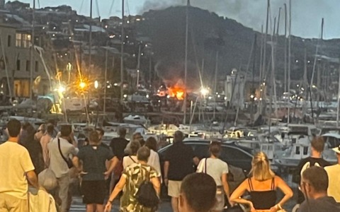 Incendio su uno yacht a Portosole di Sanremo: le immagini dell’evento
