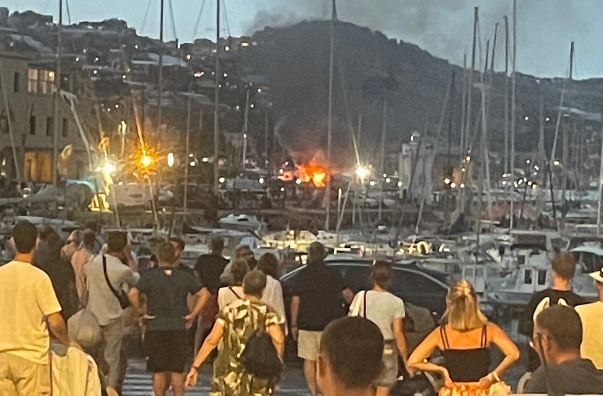 Incendio su uno yacht a Portosole di Sanremo: le immagini dell’evento