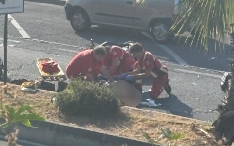 Incidente sul lungomare, scooterista in gravi condizioni