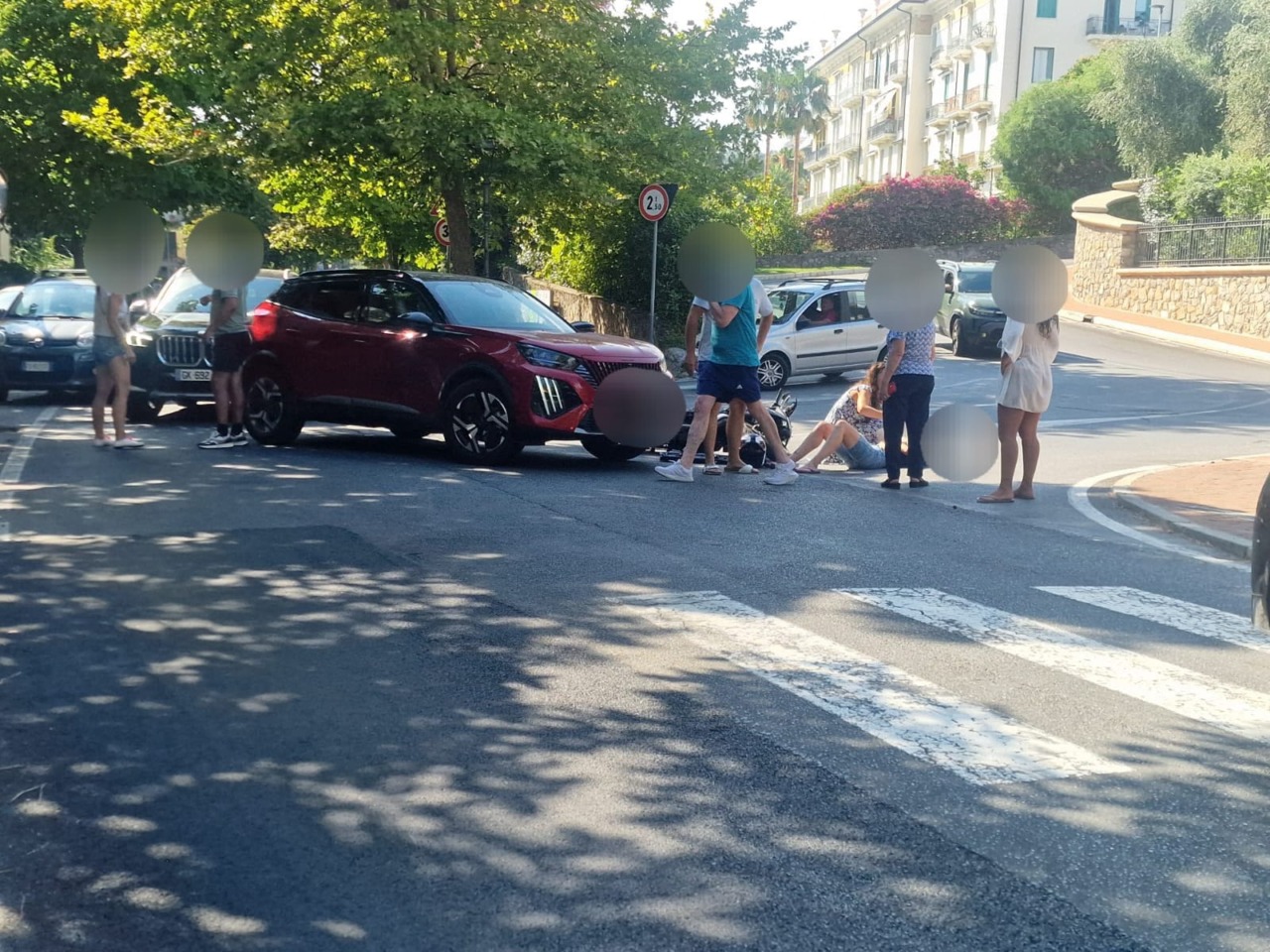 Incidente tra auto e scooter sulla via Romana