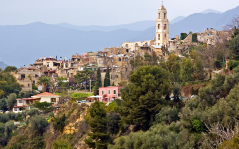Inizio dei lavori di asfaltatura a Bussana Vecchia: strada chiusa stasera