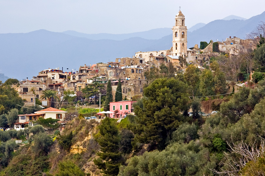 Inizio dei lavori di asfaltatura a Bussana Vecchia: strada chiusa stasera