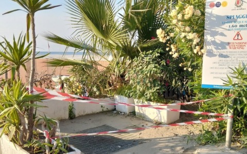 La doccia della spiaggia libera alla Marina riparata dopo le lamentele dei cittadini