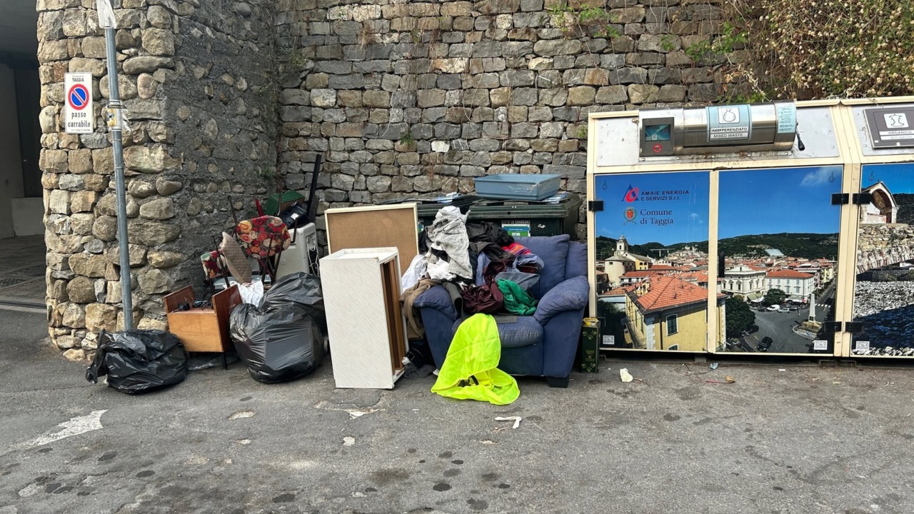 Multato un uomo per scarico di rifiuti ingombranti a Taggia