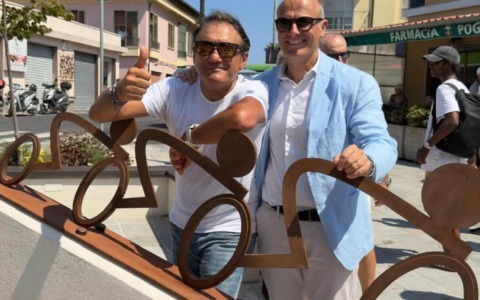 Piazza della Libertà a Poggio: omaggio alla Milano-Sanremo