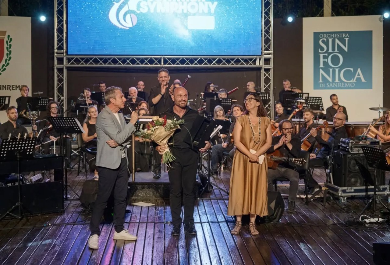 Raiz riceve il Premio Roberto Murolo dopo il concerto all’Alfano con l’Orchestra Sinfonica